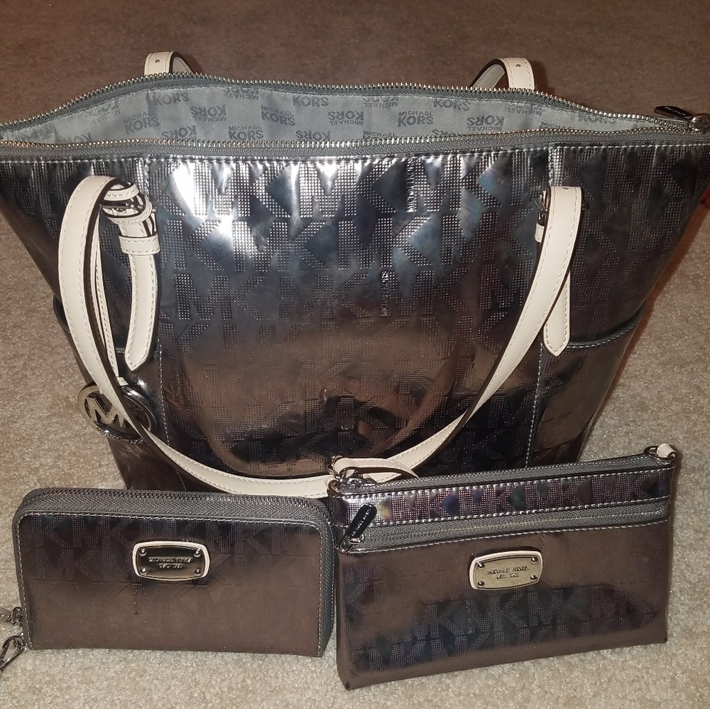Michael kors purse wallet and wristlet